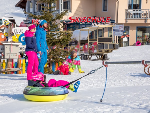 Karussell fahren mit dem Snowtubing Reifen