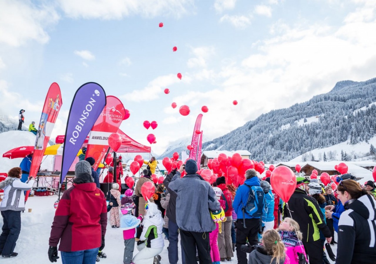 Luftballons steigen lassen beim Kinderfest in Wagrain-Kleinarl